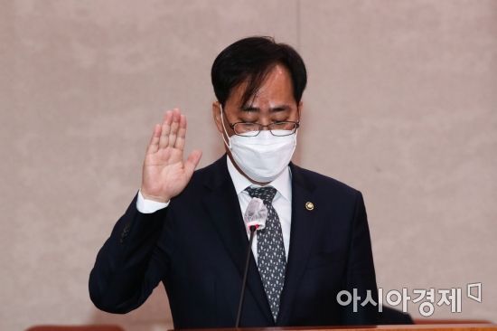 박준영 해양수산부 장관 후보자가 4일 국회에서 열린 인사청문회에 출석, 증인선서를 하고 있다./윤동주 기자 doso7@