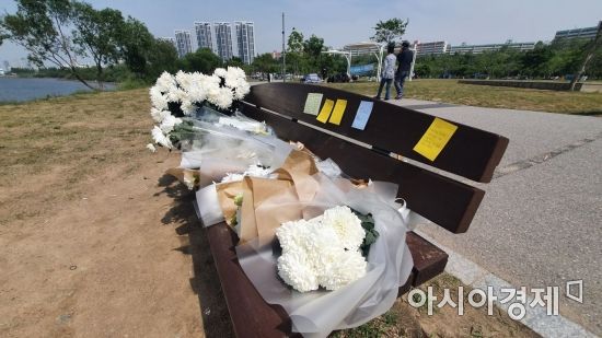손정민씨를 추모하기 위해 한강공원 벤치에 국화가 놓여있다./사진=이정윤 기자 leejuyoo@