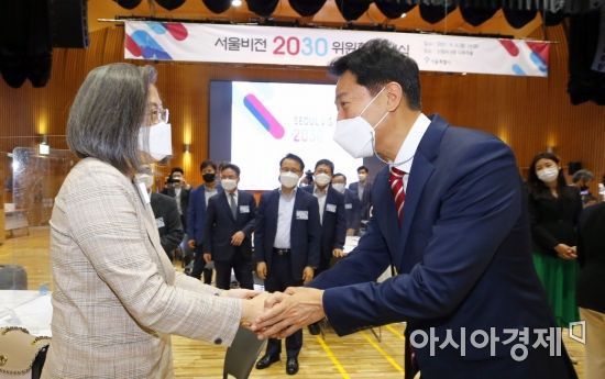 오세훈 서울시장이 3일 서울시청 다목적홀에서 열린 '서울비전 2030 위원회 발대식'에서 이수정 경기대 범죄심리학과 교수와 인사하고 있다./김현민 기자 kimhyun81@