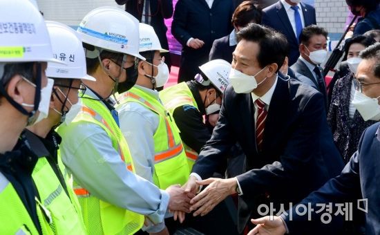 15일 서울 여의도 신월여의지하도로 입구에서 열린 개통식에서 오세훈 서울시장이 공사 관계자들을 격려하고 있다. 16일 0시에 개통되는 신월여의지하도로는 서울 서남권(신월IC)과 도심(여의대로, 올림픽대로)을 직접 연결하는 왕복 4차로, 총 연장 7.53km의 대심도 지하터널로, 국회대로 하부 지하 50~70m에 들어섰다. 지난 2015년 10월 첫 삽을 뜬지 5년 6개월만에 완공됐다./김현민 기자 kimhyun81@