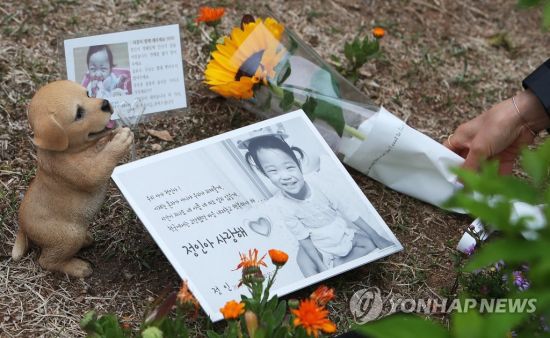 어린이날을 하루 앞둔 지난 4일 오후 경기도 양평군 하이패밀리 안데르센 공원묘원에서 한 시민이 양부모의 학대로 생후 16개월 만에 사망한 정인 양을 추모하며 해바라기를 놓고 있다. / 사진=연합뉴스