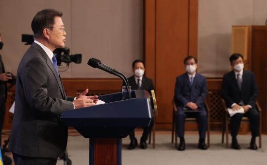 문재인 대통령이 10일 청와대 춘추관 대브리핑룸에서 취임 4주년 특별연설을 하고 있다. /사진제공=연합뉴스