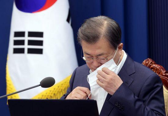 문재인 대통령이 지난달 13일 오전 청와대에서 열린 제16회 국무회의에서 발언을 위해 마스크를 벗고 있다. /사진제공=연합뉴스