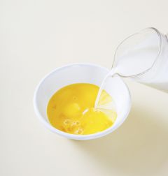 3. 우유 소스에 달걀을 넣어 잘 푼다.
