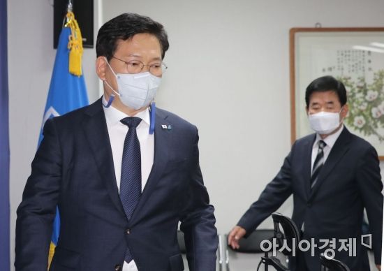 송영길 더불어민주당 대표와 김진표 부동산특별위원회 위원장이 12일 국회 의원회관에서 열린 부동산특별위원회 회의에 참석하고 있다./윤동주 기자 doso7@