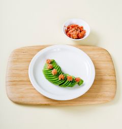 3. 그릇에 아보카도를 돌려 담고 명란을 얹은 다음 참기름과 김채를 뿌린다.