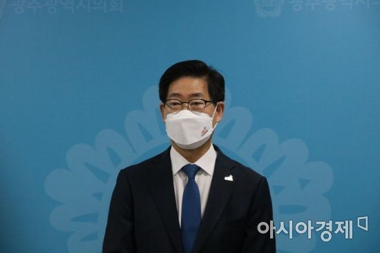 여권 대선 출마 의사를 밝힌 양승조 충남도지사가 17일 광주광역시의회에서 기자회견을 하고 있다.