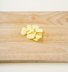 1. 생강은 껍질을 벗겨 물에 깨끗하게 씻어 편으로 썬다.