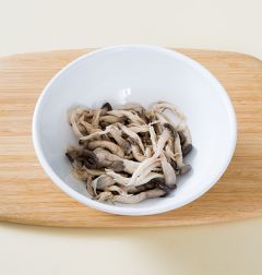 3. 느타리버섯에 국간장과 다진 마늘을 넣어 조물조물 버무린다.