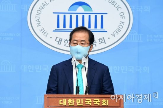홍준표 무소속 의원이 지난 10일 국회 소통관에서 기자회견을 열고 국민의힘 복당 의사를 밝히고 있다./윤동주 기자 doso7@