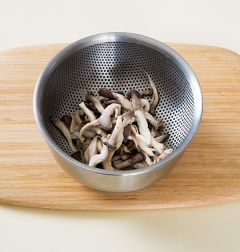 2. 끓는 물에 소금을 넣어 느타리버섯을 데쳐 물기를 꼭 짠다. (tip 느타리버섯을 데칠 때에는 끓는 물에 소금을 넣고 30초 정도로 살짝 데쳐 건져서 물기를 꼭 짜는 것이 좋다.)