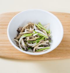 4. 양파, 미나리, 소금, 들기름을 넣어 간을 하고 들깻가루를 넣어 가볍게 버무린다. (tip 들깻가루는 일반 마트에서 구입할 수 있다. 껍질을 벗긴 들깻가루를 거피 들깨라고 하고 껍질을 그대로 간 일반 들깻가루가 있으며, 무침에는 거피 들깻가루가 부드럽고 찌개 등에는 일반 들깻가루가 잘 어울린다. 들깻가루는 냉장고에 보관해야 신선함을 유지할 수 있다.)