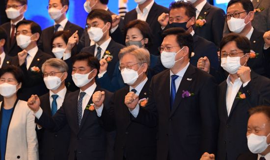 20일 서울 여의도 중소기업중앙회에서 열린 '대한민국 성장과 공정을 위한 국회 포럼 출범식'에서 김병욱, 민형배 공동대표, 송영길 더불어민주당 대표, 이재명 경기도지사 등 참석자들이 기념 촬영을 하고 있다. / 사진=연합뉴스