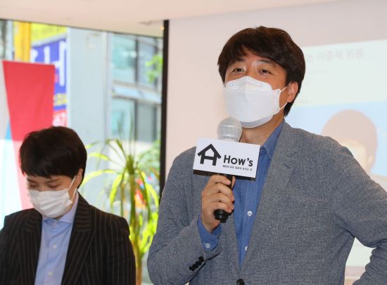 국민의힘 당 대표에 도전하는 이준석 전 최고위원이 지난 22일 서울 여의도 정치카페 '하우스'에서 열린 신인 당대표 출마자 초청 토론회에서 자기소개를 하고 있다. [이미지출처=연합뉴스]