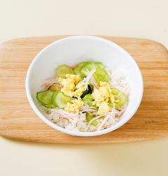 4. 오이, 달걀, 게맛살을 넣고 섞은 다음 검은깨를 뿌린다.