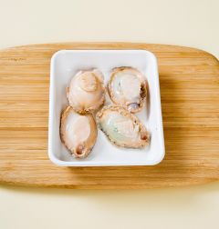 1. 전복은 손질하여 칼집을 넣는다.