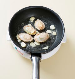 4. 전복을 넣어 2분 정도 볶다가 소금과 후춧가루로 간을 한다.