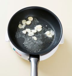 3. 팬에 버터를 넣어 녹인 다음 편으로 썬 마늘을 넣어 1분 정도 볶는다.