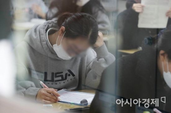 지난 3월25일 서울 마포구 서울여자고등학교에서 수험생들이 2021학년도 고3 전국연합학력평가 시험 준비를 하고 있다./김현민 기자 kimhyun81@