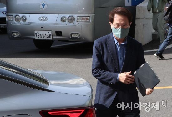 조희연 서울시교육감이 11일 서울 종로구 서울시교육청으로 출근하고 있다. 조 교육감은 전국교직원노동조합(전교조) 소속 해직 교사를 부당하게 특별 채용한 것으로 감사원 감사 결과 드러나 고위공직자범죄수사처(공수처)의 첫 수사 대상이 됐다./김현민 기자 kimhyun81@