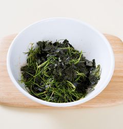 4. 양념한 세발나물에 김을 넣어 가볍게 섞는다.