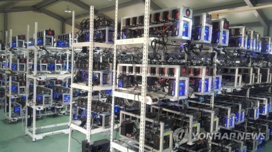 가상화폐 채굴장 모습. 그래픽 처리 유닛(GPU)로 이뤄진 이른바 '가상화폐 채굴기'를 연결해 운영한다. / 사진=연합뉴스