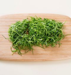 1. 세발나물은 깨끗하게 다듬어 씻어 4cm 길이로 자른다.