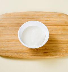 4. 밀가루풀을 만든다. 냄비에 물 1컵과 밀가루를 넣고 잘 풀어서 밀가루가 투명해질 때까지 끓인다.