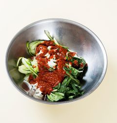 6. 얼갈이를 양념장에 버무린 다음 차곡차곡 담는다. (tip. 반나절 정도 실온에 두었다가 냉장고에 넣는것이 좋다.)