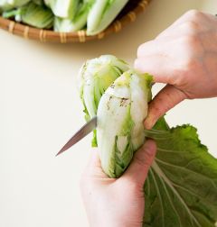 1. 얼갈이는 누런 잎은 다듬어 겉잎을 떼어내고 잎이 떨어지지 않도록 뿌리 쪽을 반으로 가른다. 쪽파와 양파는 먹기 좋은 크기로 썬다.