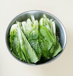2. 얼갈이를 물에 씻어 건져 굵은 소금을 켜켜로 뿌려서 30분 정도 절인 다음 뒤적이고 다시 30분 정도 절인다. (tip. 얼갈이의 물기가 적당히 있어야 잘 절여진다. 물기가 빠졌다면 소금물을 만들어 절인다.)