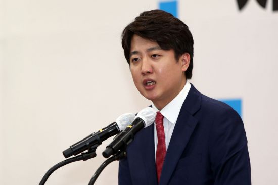 지난 달 30일 오후 광주 서구 치평동 김대중컨벤션센터에서 열린 국민의힘 당대표·최고위원 후보 광주·전북·전남·제주 합동연설회에서 이준석 당대표 후보가 정견을 밝히고 있다. [이미지출처=연합뉴스]