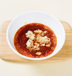 5. 양념 재료 중 홍고추와 양파는 큼직하게 썰어서 믹서에 물 1컵, 새우젓과 함께 넣어 곱게 간다. 생강, 다진 마늘, 멸치액젓, 고춧가루를 넣어 섞은 다음 소금으로 간을 한다.