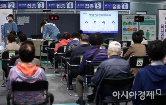 지난달 28일 서울 서대문구 예방접종센터에서 코로나19 백신 접종을 마친 어르신들이 관찰구역에서 대기하고 있다. /김현민 기자 kimhyun81@