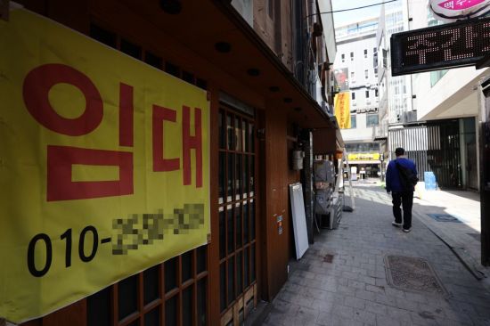 서울 중구의 한 점포에 임대 문의 안내문이 붙어있다. 사진은 기사 중 특정 표현과 무관. [이미지출처=연합뉴스]