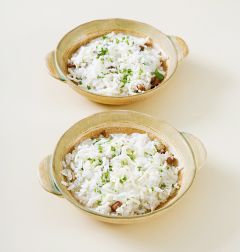 5. 그라탱용기에 우유 소스를 약간 담고 볶음밥을 담고 남은 우유 소스를 듬뿍 얹은 다음 모차렐라 치즈를 골고루 뿌린다. 200℃의 오븐에서 10분 정도 구워 파슬리가루를 뿌린다.