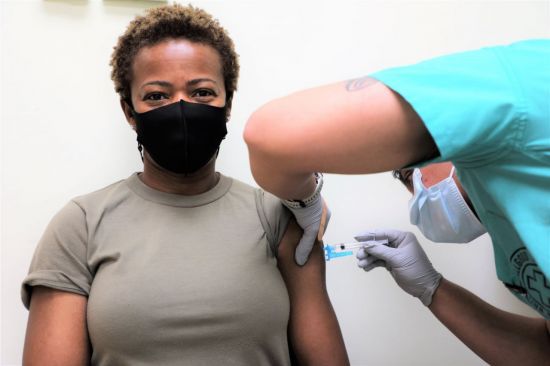 지난 3월 캠프 험프리스 내 브라이언 올굿 병원이 페이스북 계정에 올린 주한미군 전체 기지 얀센 1호 접종자 응급치료 간호사 줄리엣 모라리브스 중령의 백신 접종 모습. [이미지출처=브라이언 올굿 병원 페이스북]