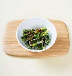 4. 마늘종에 양념을 넣어 가볍게 무친다.