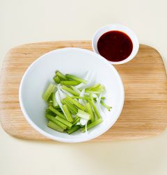 3. 볼에 누리대와 양파를 넣어 가볍게 섞고 초고추장을 넣어 무친 다음 통깨를 뿌린다.