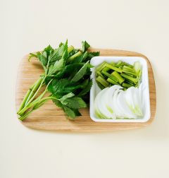 1. 누리대는 잎을 떼어내고 줄기를 2~3cm 길이로 자른다. 양파는 채 썬다.