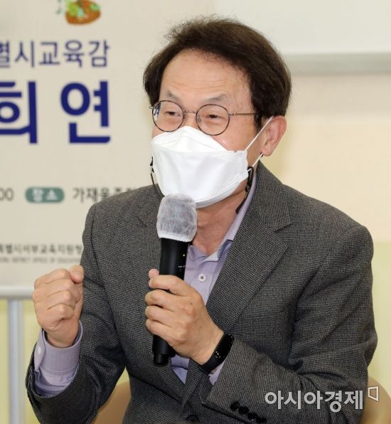 조희연 서울시교육감이 12일 서울 서대문구 가재울중학교에서 열린 신규교사 성장 지원 프로그램에 참여해 특별멘토로서 올해 새로 임용된 교사들과 대화하고 있다./김현민 기자 kimhyun81@