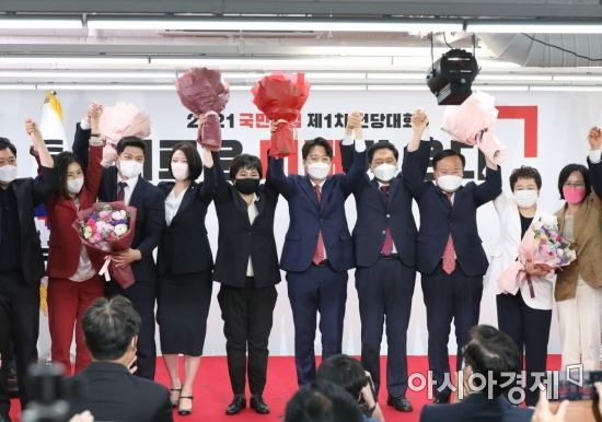 11일 서울 여의도 국민의힘 중앙당사에서 열린 당대표 선출을 위한 전당대회에서 신임 당 대표로 당선된 이준석 후보와 최고위원들이 포즈를 취하고 있다./윤동주 기자 doso7@