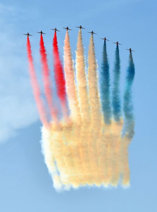 12일(현지시각) 영국 공군 특수비행팀 '더 레드 애로우스(The Red Arrows)'가 영국 상공에서 다양한 색상의 연기를 뿜으며 G7 정상회의 축하 비행을 펼쳤다. [사진=청와대 페이스북]