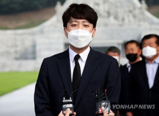 이준석 국민의힘 대표가 14일 대전 유성구 국립대전현충원을 찾아 참배한 뒤 기자들의 질문에 답하고 있다. [이미지출처=연합뉴스]