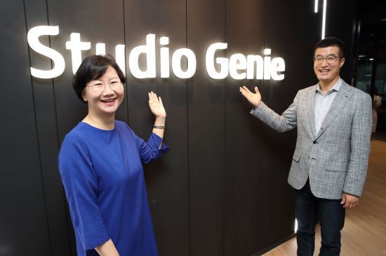 최근 서초사옥 시대를 연 KT스튜디오의 윤용필·김철연 공동대표를 지난 11일 본사 사옥에서 만났다. 사진은 오른쪽부터 윤용필·김철연 공동대표. 사진제공=KT스튜디오지니