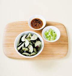 2. 가지는 껍질째 먹기 좋은 크기로 썰어 소금물에 10분 정도 절여 물기를 뺀다. 대파는 송송 썰고 분량의 양념장 재료를 모두 섞는다. (tip. 소금은 물에 녹여서 넣어준다.)