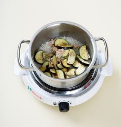 4. 쌀에 볶은 ③을 얹고 물 1컵을 넣은 다음 밥을 짓는다.