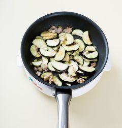 3. 팬에 식용유를 두르고 돼지고기와 대파를 넣어 중간 불에 3분 정도 볶다가 간장과 가지를 넣어 2분 정도 더 볶는다.