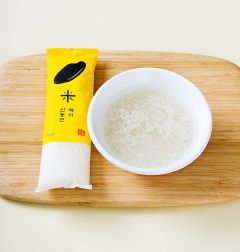 1. 김제 신동진쌀을 씻어 불린다. (tip. 김제 신동진쌀은 1인분씩 소포장 되어 있어 사용하기 편리하고 밀봉되어 있어 여름철에도 신선하게 보관하면서 먹을 수 있다.)