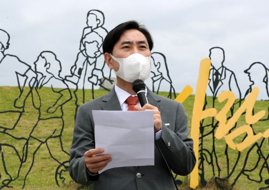 대선 출마를 선언한 하태경 국민의힘 의원이 17일 오전 세종시 세종호수공원 내 노무현 기념공원 앞에서 충청권 대선공약 발표를 하고 있다. [이미지출처=연합뉴스]
